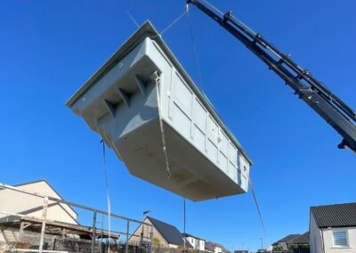 Coque de piscine transportée en l'air