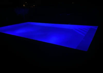 piscine extérieur de nuit