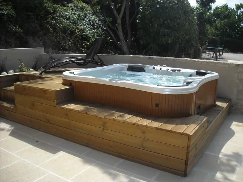 Les-Jardin-en-Cascades-Amenager-une-terrasse-avec-un-spa-amenagment-coin-spa-exterieur-idee-amenagement-spa-interieur-actu-5
