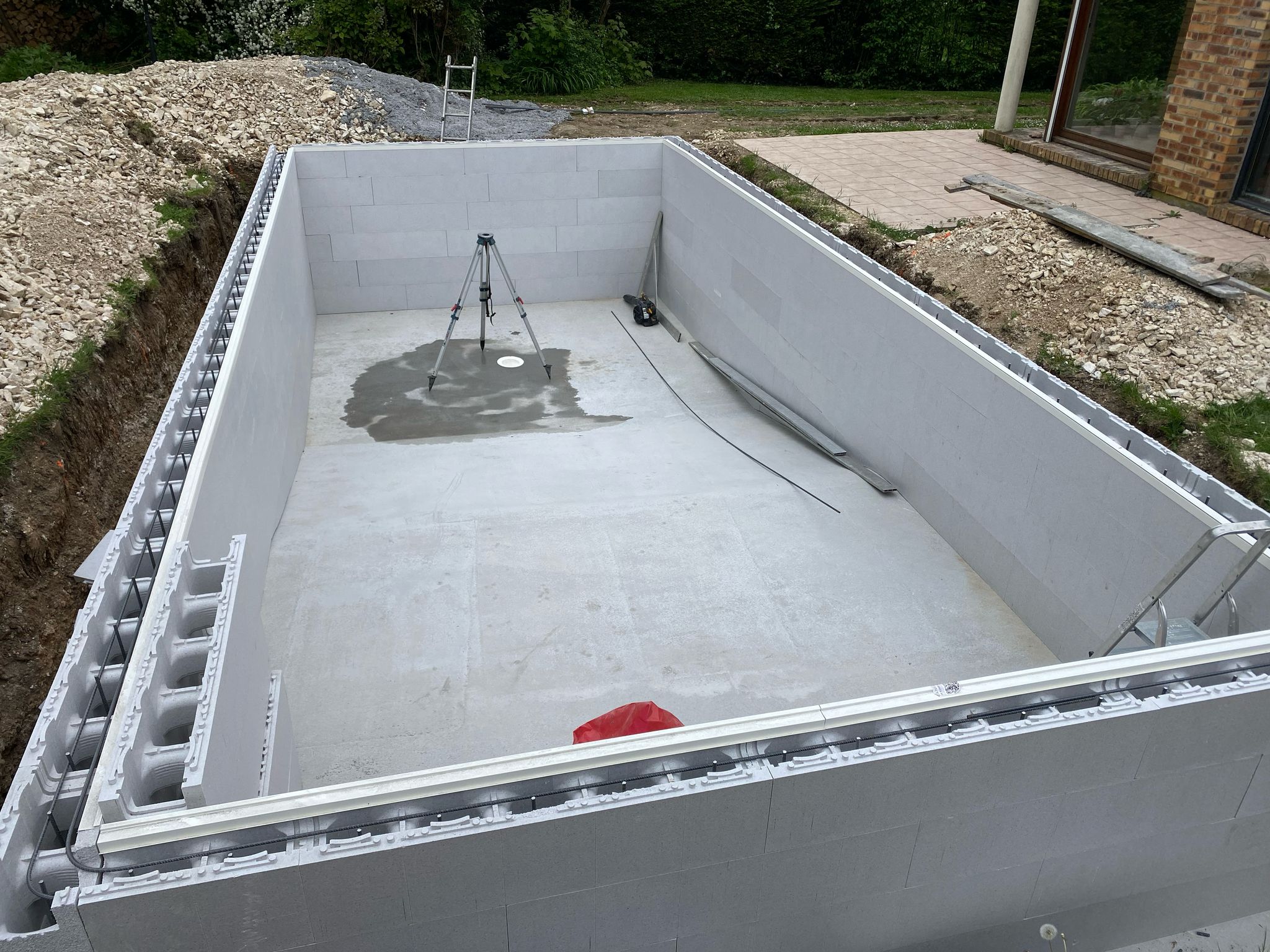 Montage de structure de piscine